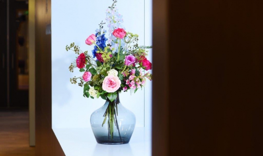 Sfeerdecoratie in heldere vaas