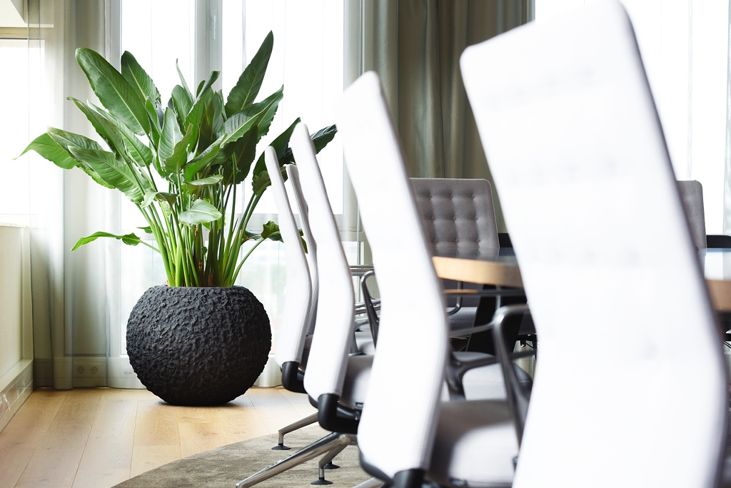 Modern design met Lava plantenbakken in vergaderruimte