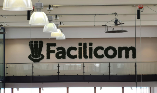 Mos logo en mos letters Facilicom