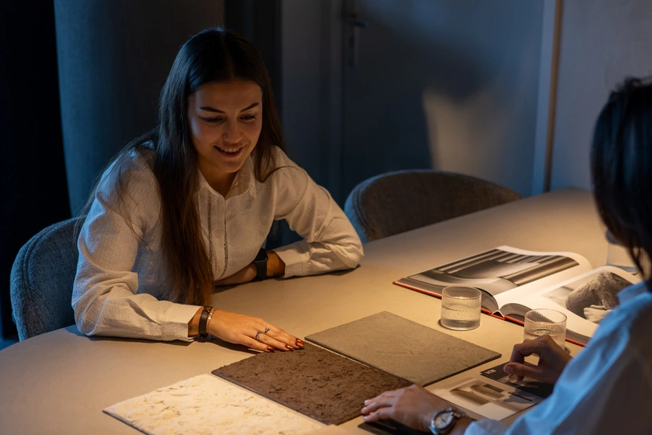 Kiki onze adviseur sfeer- en groenbeleving geeft advies aan tafel over interieurbeplanting