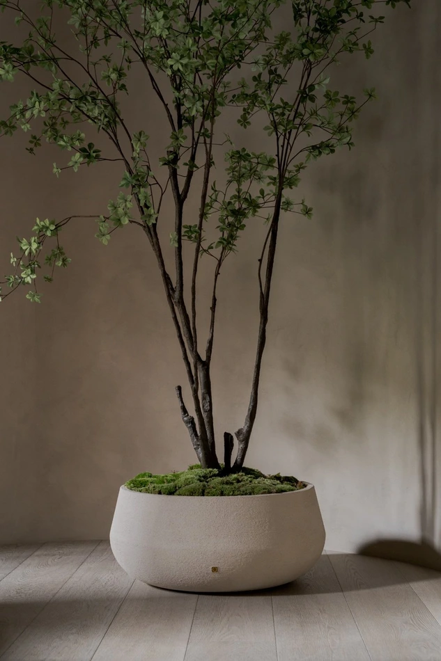 Lage pot met mos en kunstzijde boompjes combinatie