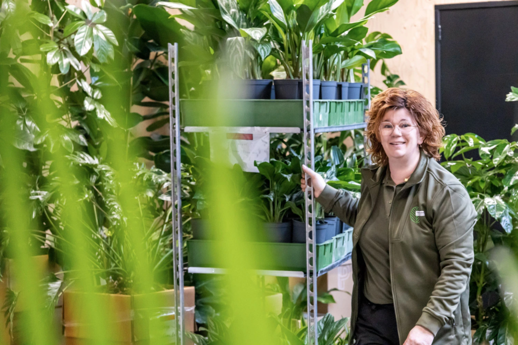 Medewerker Bonnie in de hal bij Ten Brinke Interieurbeplanting