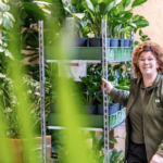 Medewerker Bonnie in de hal bij Ten Brinke Interieurbeplanting