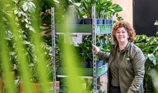 Medewerker Bonnie in de hal bij Ten Brinke Interieurbeplanting