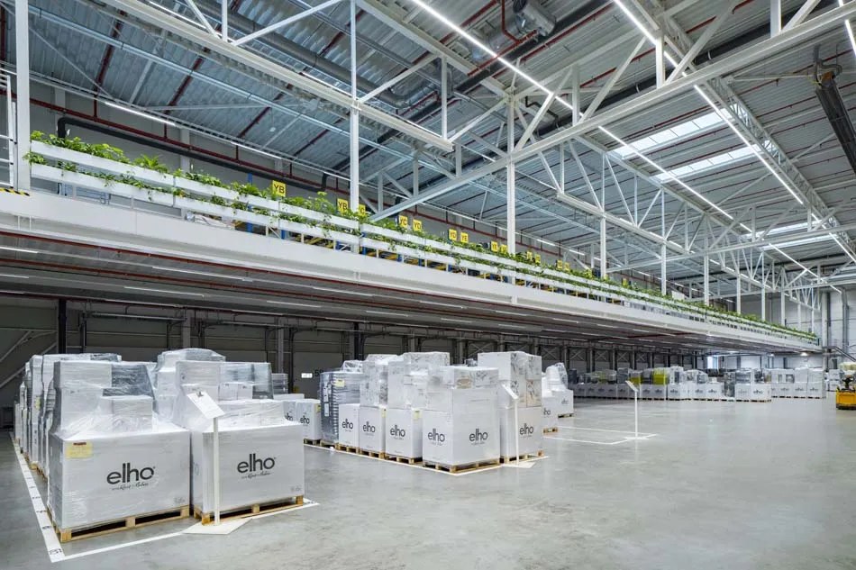 In het warehouse van Elho bevinden zich meer dan tweehonderd meter aan planten aan de balustrade, wat zorgt voor een gezonde en duurzame werkplek