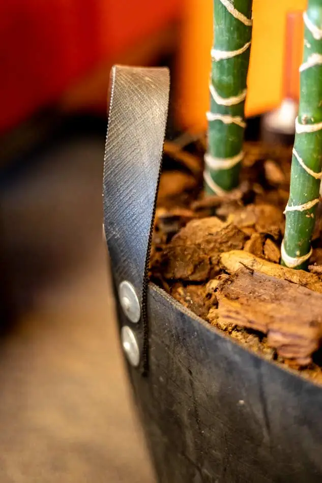 Detailfoto-rubber-plantenbak-met-schors.webp