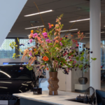 Zijden bloemstuk op balie bij Huiskes-Kokkeler Audi Hengelo