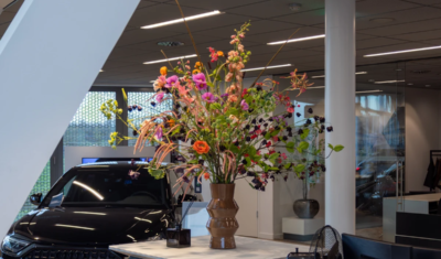 Zijden bloemstuk op balie bij Huiskes-Kokkeler Audi Hengelo