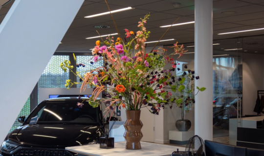 Zijden bloemstuk op balie bij Huiskes-Kokkeler Audi Hengelo