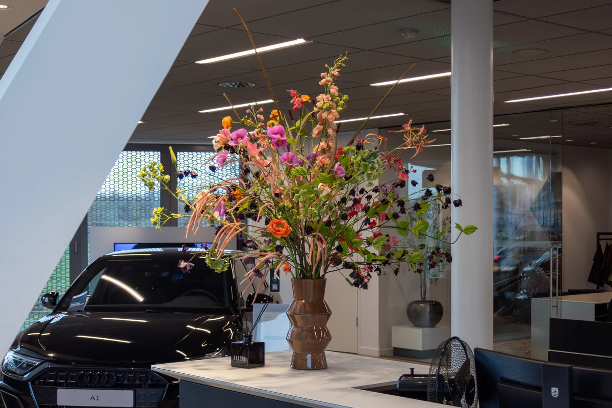 Huiskes-Kokkeler | Kleurrijke bloemstyling voor een gastvrije showroom
