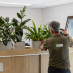 Onderhoud hydrocultuurplanten door servicemedewerker