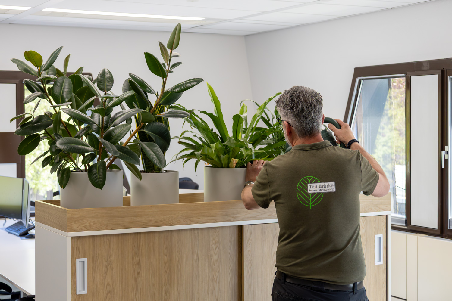 Onderhoud hydrocultuurplanten door servicemedewerker