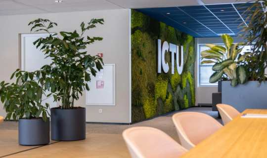ICTU kantoorimpressie met moswanden en kantoorplanten