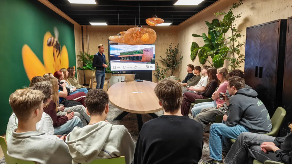 Pascal ten Brinke geeft een presentatie aan studenten van Zone.college over de strategische rol van binnengroen in een kantooromgeving en 30 jaar ondernemen