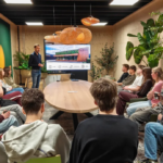 Pascal ten Brinke geeft een presentatie aan studenten van Zone.college over de strategische rol van binnengroen in een kantooromgeving en 30 jaar ondernemen