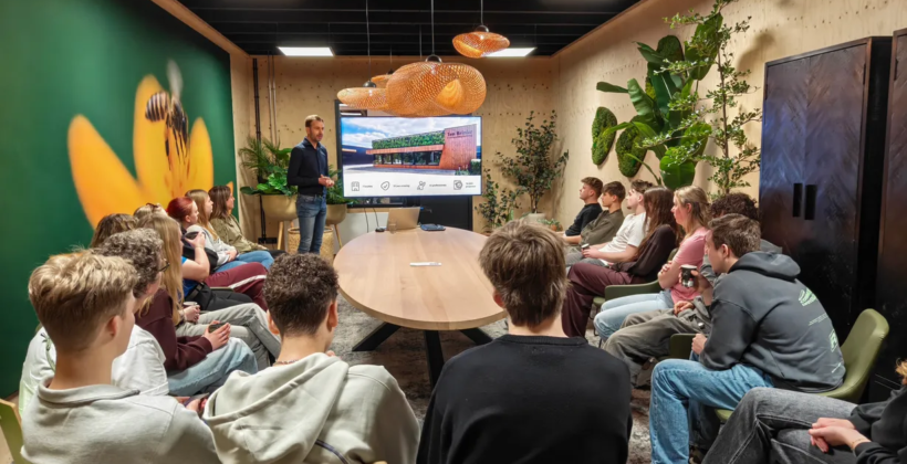 Pascal ten Brinke geeft een presentatie aan studenten van Zone.college over de strategische rol van binnengroen in een kantooromgeving en 30 jaar ondernemen