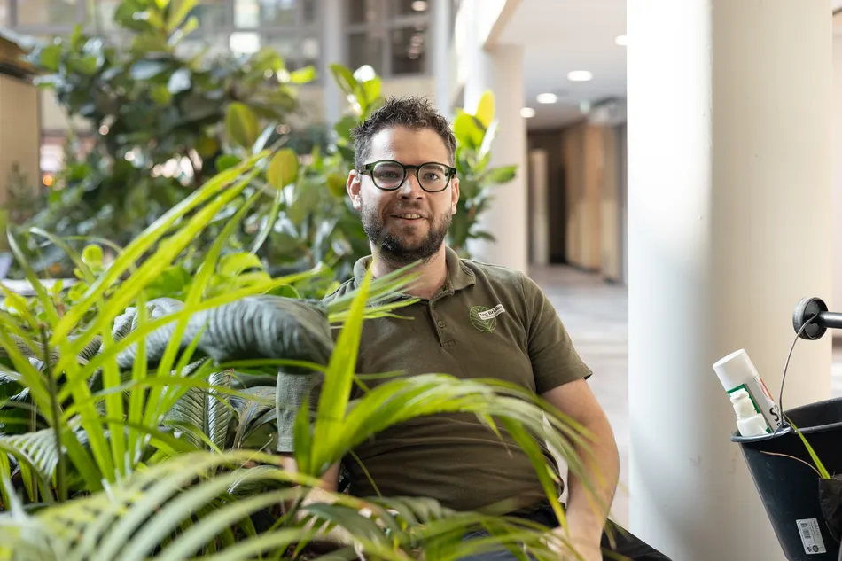 Onderhoudsmedewerker Jelle Vister bij Ten Brinke Interieurbeplanting
