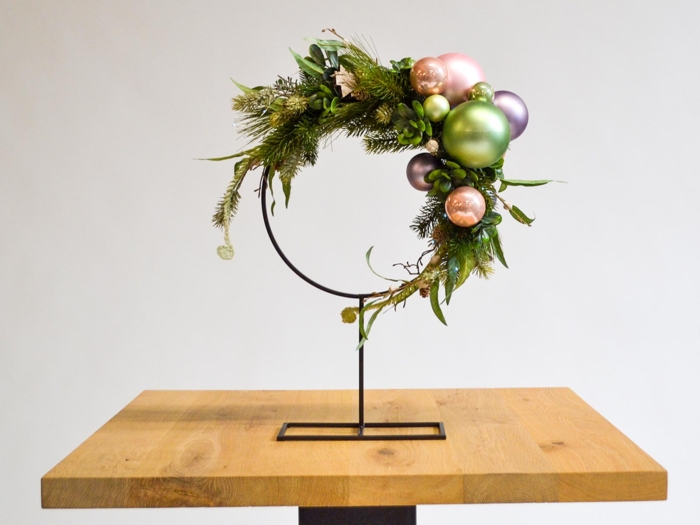 Kerstdecoratie frame rond op voet classic kerst kleuren