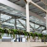 Kunstbeplanting aan traliewerk