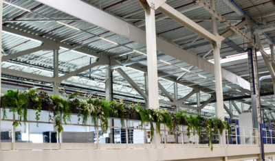 Kunstbeplanting aan traliewerk