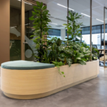 Zitmeubel geïntegreerd met urban jungle stijl beplanting op kantoor