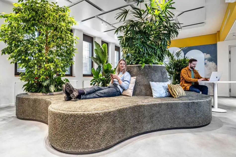 Biophilic design werkomgeving met organische vormen