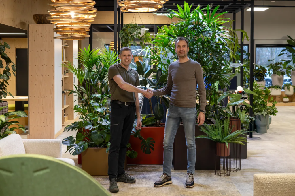 Paul 25 jaar in dienst bij ons op de foto met directeur Pascal