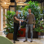 Paul 25 jaar in dienst bij ons op de foto met directeur Pascal