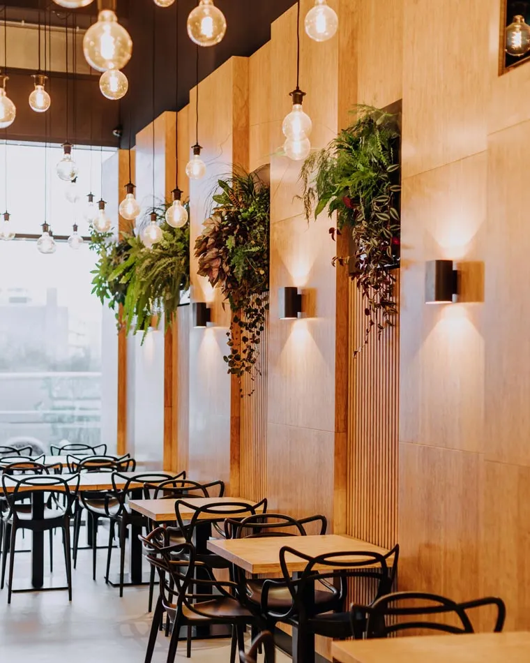 Sfeer in een restaurant met meerdere plantenschilderijen