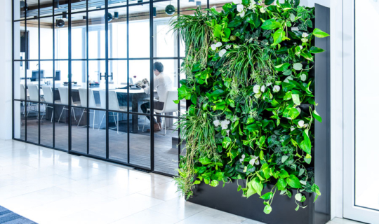 Verticaal groene oplossing kantoorpand