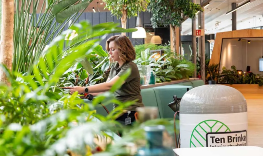 Plantenexpert Sharon onderhoud planten bij Nedap