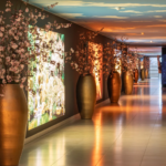 Kunstzijde bloemen in doorloop bij Thermen Bussloo