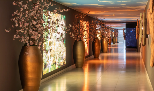 Kunstzijde bloemen in doorloop bij Thermen Bussloo