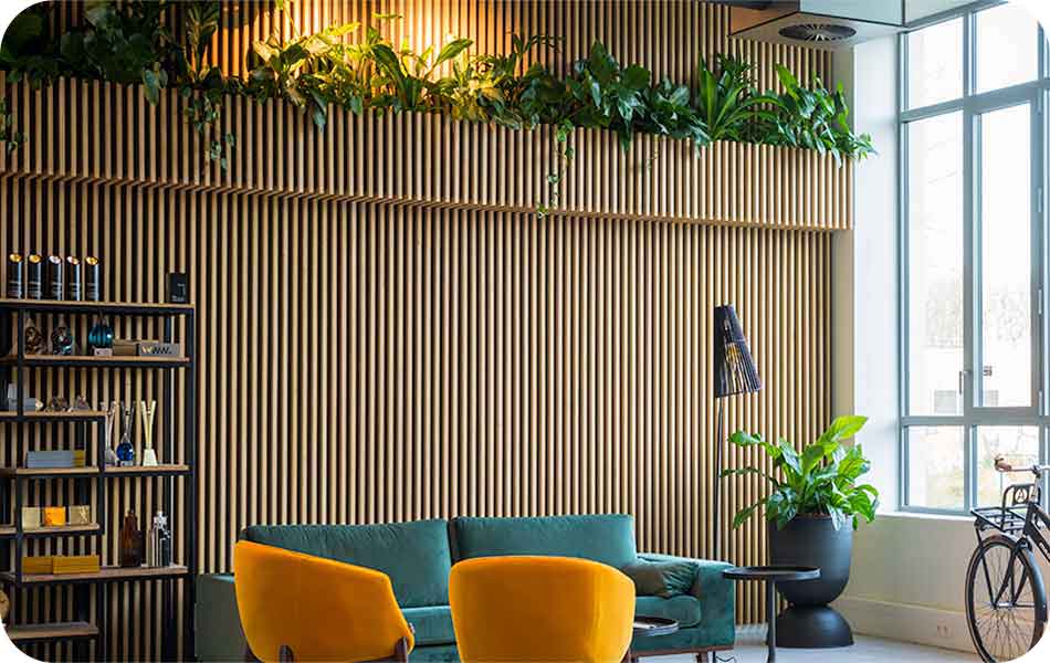 Houten wand akoestisch en planten biophilia ontwerp