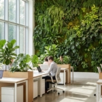 Modern kantoor met biofiele plantenwand, natuurlijk licht en geïntegreerde groene werkplekken