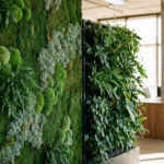 Twee groene wandinstallaties in modern kantoor: moswal met gevarieerde texturen naast gestructureerde plantenwand met tropisch gebladerte