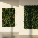 Levend mospaneel naast kunstmatige groene wand in modern interieur, met contrast tussen organische textuur en synthetisch blad.