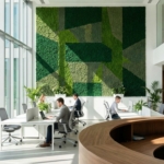 Moderne kantoorinterieur met grote groene moswand, natuurlijk licht en werknemers in open werkruimte