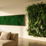 Geconserveerd mossenpaneel naast een levende groene plantenwand in modern interieur, met warme natuurlijke belichting en smaragdgroene tinten.