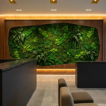 Mosswand met smaragdgroene texturen in een stijlvol kantoorinterieur, verlicht door warm sfeerlicht naast een minimalistische receptiebalie.