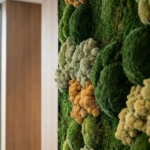 Decoratief mossenmuurtje met fluweelachtige texturen in tinten smaragdgroen, salie, amber en chartreuse, verlicht door zacht natuurlijk licht.