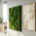 Mosswandpaneel in smaragdgroen naast ingelijst schilderij op betonnen muur in modern kantoorinterieur.