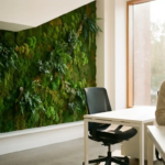 Levendige moswand in groen en smaragd naast wit bureau en ergonomische stoel in moderne kantoorruimte met natuurlijk licht