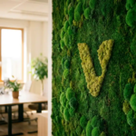 Levendige groene mosswand met subtiel geïntegreerd bedrijfslogo in natuurlijke textuur, moderne kantooromgeving op achtergrond