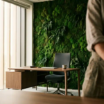 Weelderige groene moswand in modern kantoor met bureau en ergonomische stoel, natuurlijk licht door grote ramen