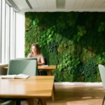 Weelderige smaragdgroene moswand in modern kantoorinterieur met houten bureau en natuurlijk licht door grote ramen