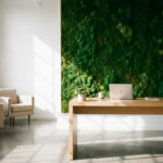 Weelderige smaragdgroene mosmuur in modern kantoor met laptop op bureau en natuurlijk licht door grote ramen