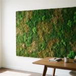 Weelderige moswand met smaragdgroene en olijfkleurige tinten boven moderne houten bureau in wit kantoor