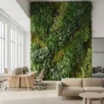 Moderne kantoor met weelderige groene plantenwand van vloer tot plafond, eigentijds meubilair en natuurlijk licht