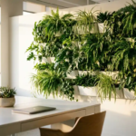 Weelderige plantenwand met tropische begroeiing naast modern bureau met vetplanten in helder kantoor